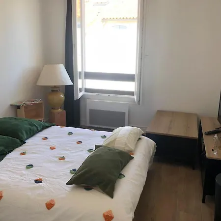 Sur Le Port De St Martin De Re *