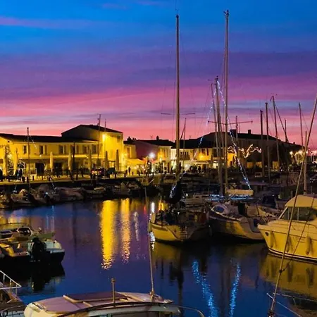 Sur Le Port De St Martin De Re Сен-Мартен-де-Ре
