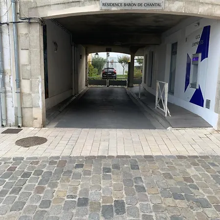 Sur Le Port De St Martin De Ré