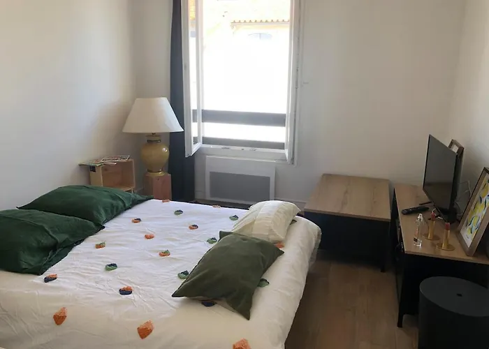 Sur Le Port De St Martin De Re *