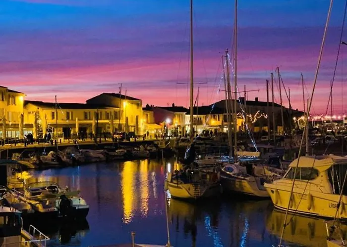 Sur Le Port De St Martin De Re Saint-Martin-de-Ré